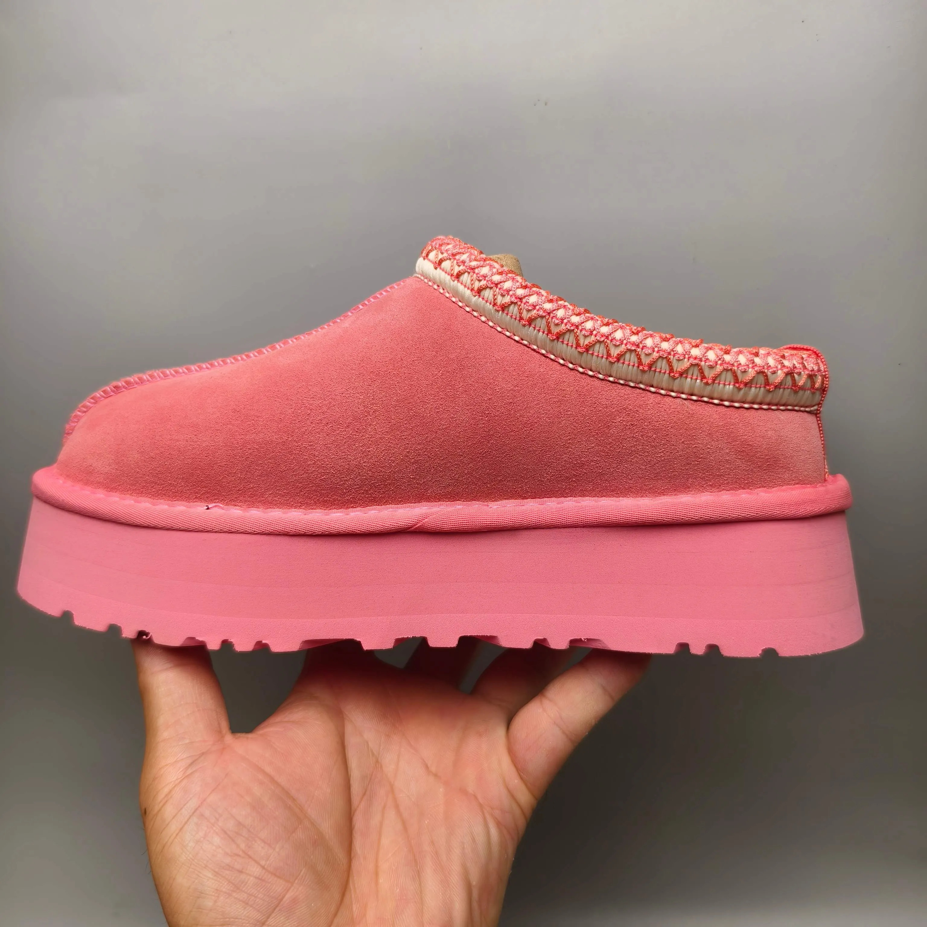 💰480 UGG sheepskin all-in-one snow boots 2130 co-branded trendy thick-soled slip-on women's snow boots🐾~ 🍭 A co-branded trendy item launched with well-known designer brands Feng Chen Wang and TELFAR. Zhou Dongyu & Wang Jiaer’s same style Fang Kete boots. The slip-on design makes it easy to put on and take off, and can be used indoors or outdoors. The exotic hemming design is eye-catching, and it is definitely worth buying~ 🍭Material: cowhide➕sheep fur Outsole: rubber (Light Wing Technology) 🍭Color: rose pink 🍭Number of yards: 35-41